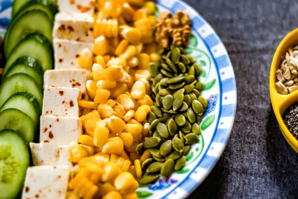 Teller gefüllt mit Linsen, Mais und Feta-Käse für eine gesunde, proteinreiche Ernährung