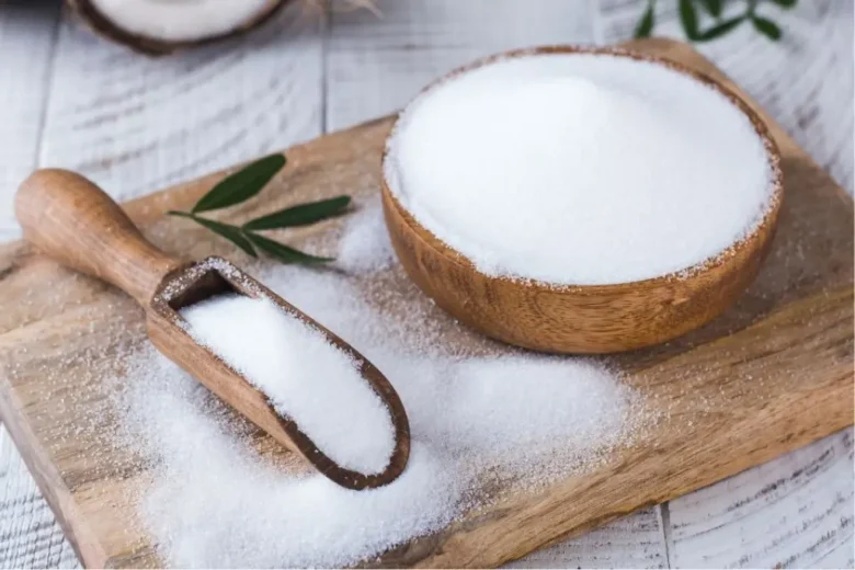 Erythrit – Zuckeraustauschstoff in einer Holzschale.