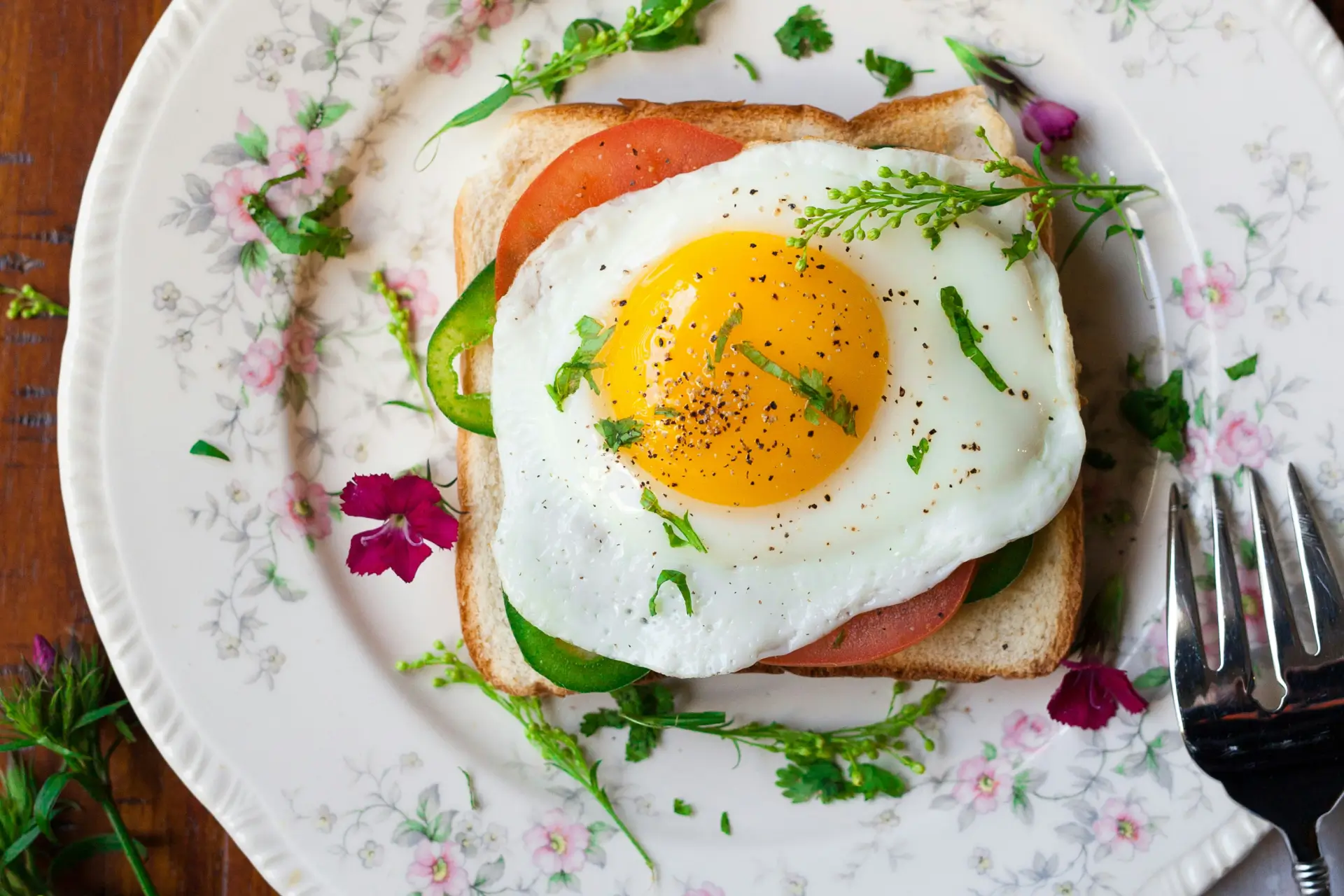 Ein leckeres Frühstück mit Spiegelei auf Toast.