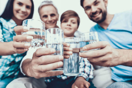 Familie die Wasser trinkt