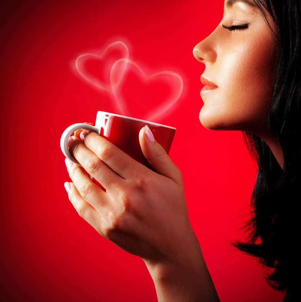 Frau mit einer roten Kaffeetasse
