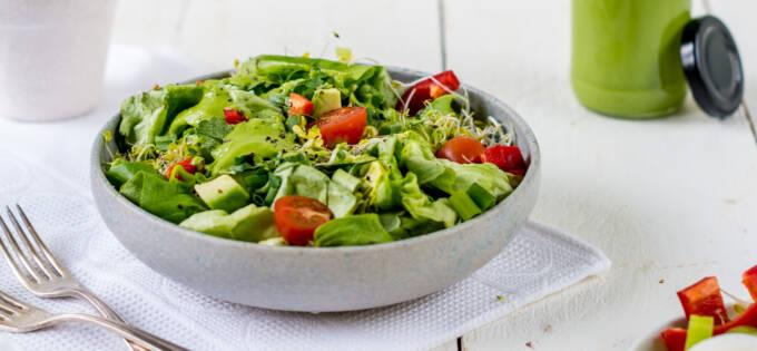 Salat mit Avocado Dressing ohne Zucker
