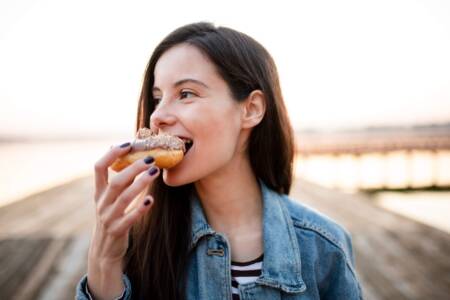 Frau isst einen Donut
